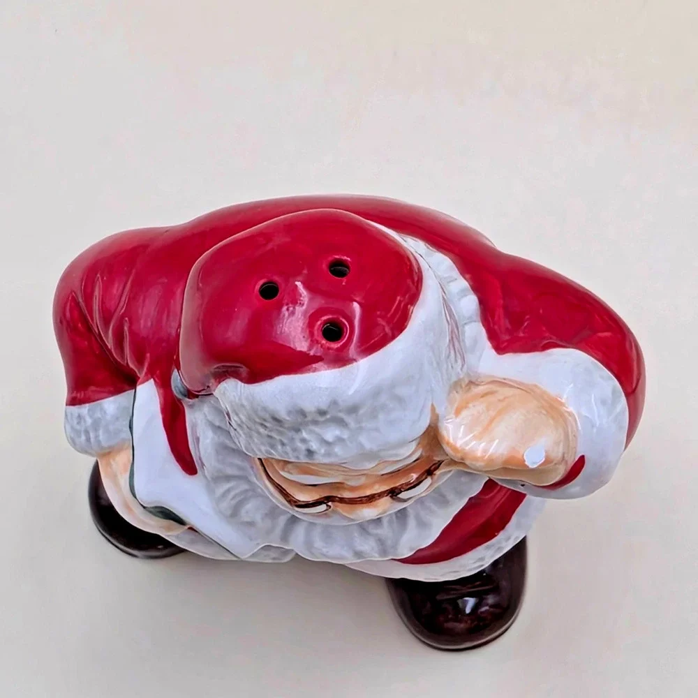 Coca-Cola Santa At Fireplace Dog Salt & Pepper Shakers Earthenware 2002 Vintage